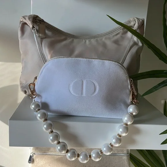 Dior White and Gold Cosmetic Case with Elegant Design - Picture 4 of 11